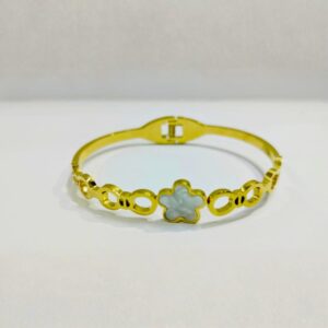 إسورة R206 ذهبية بتصميم ناعم مع وردة بيضاء