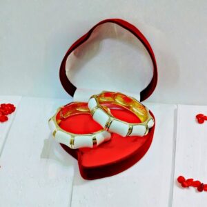 إسورة R204 ذهبية بتصميم أنيق مع تفاصيل بيضاء