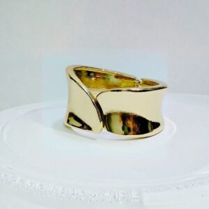 إسورة R203 ذهبية عريضة بتصميم أنيق مفتوح